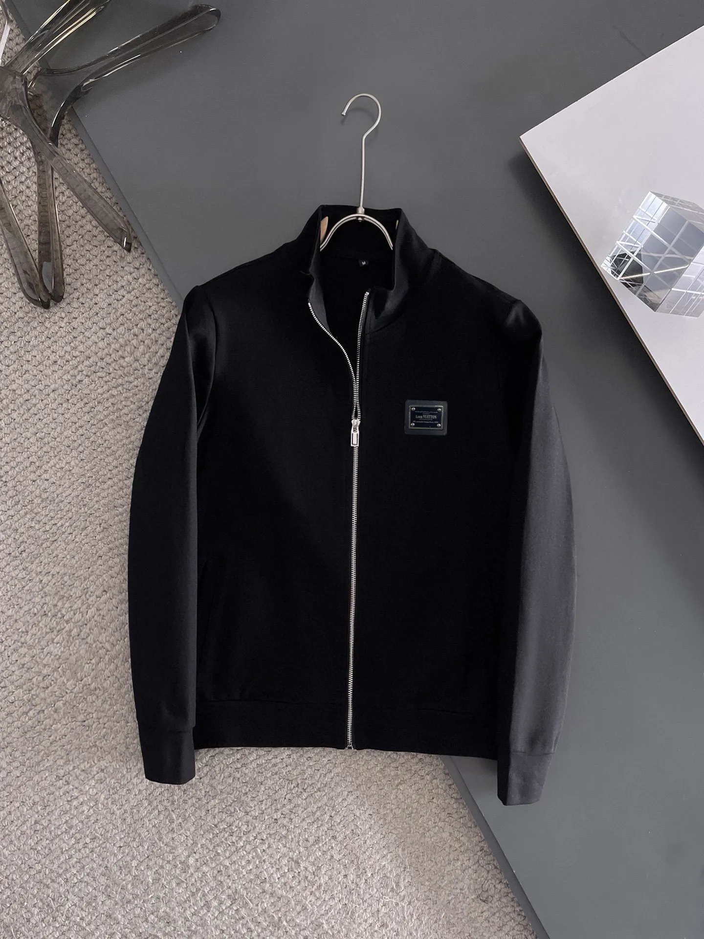 🅿️420 [LV Louis Vuitton] (Fat Man Gospel) hot-selling suit is coming. Focus on the original version of the official website. 2025 new hot-selling cardigan sweater suit. The original order is the best. 🇭🇰The meticulous work of top designers is dedicated to a fitting and perfect upper body effect. All-natural high-quality Roman cotton 100%, close-fitting comfort, noble and elegant! Original hardware embodies elegance and nobility! Counter size: M-5XL (maximum wear up to 220 pounds)